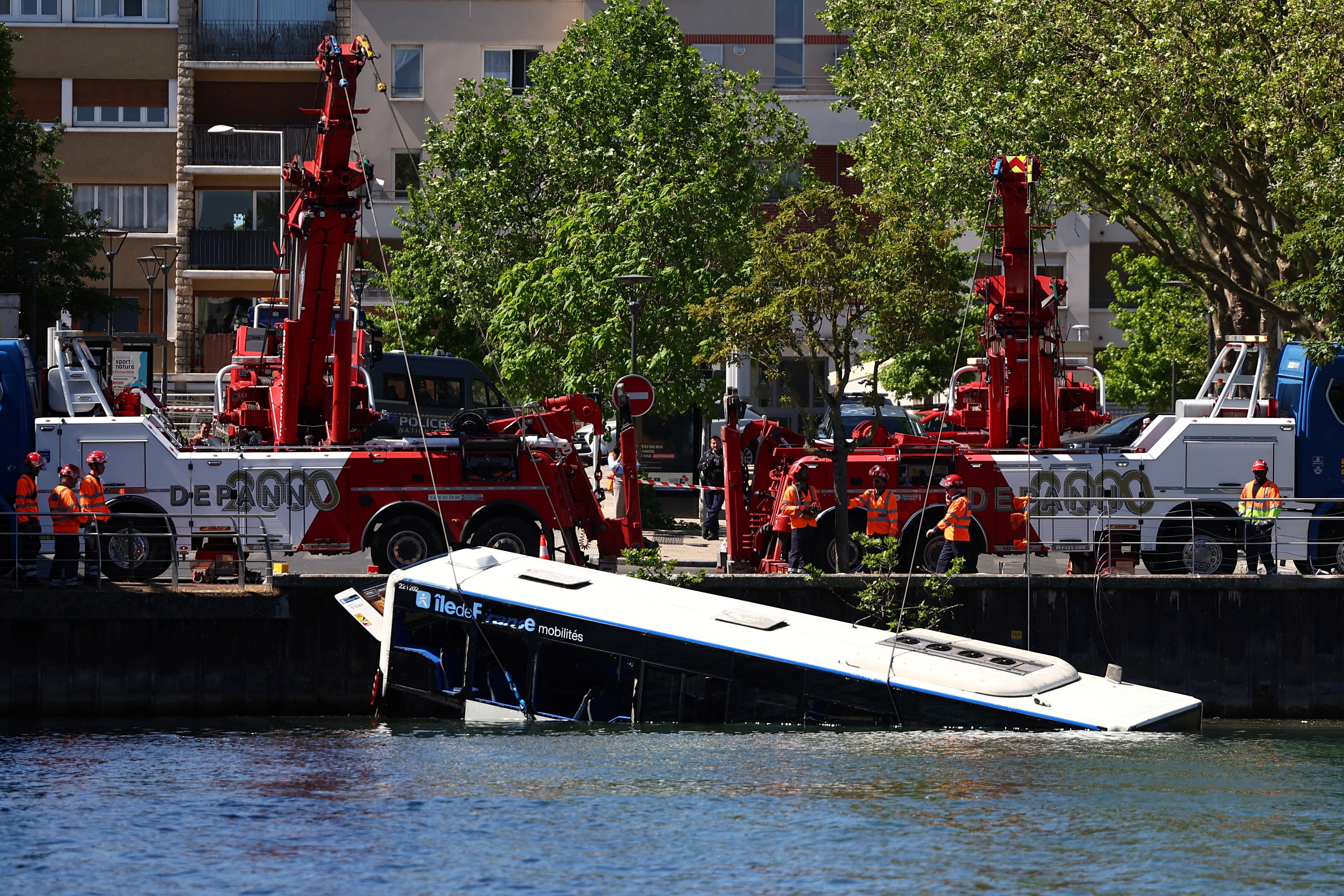 Ônibus cai no rio Sena, em Paris, e passageiros e motorista são resgatados