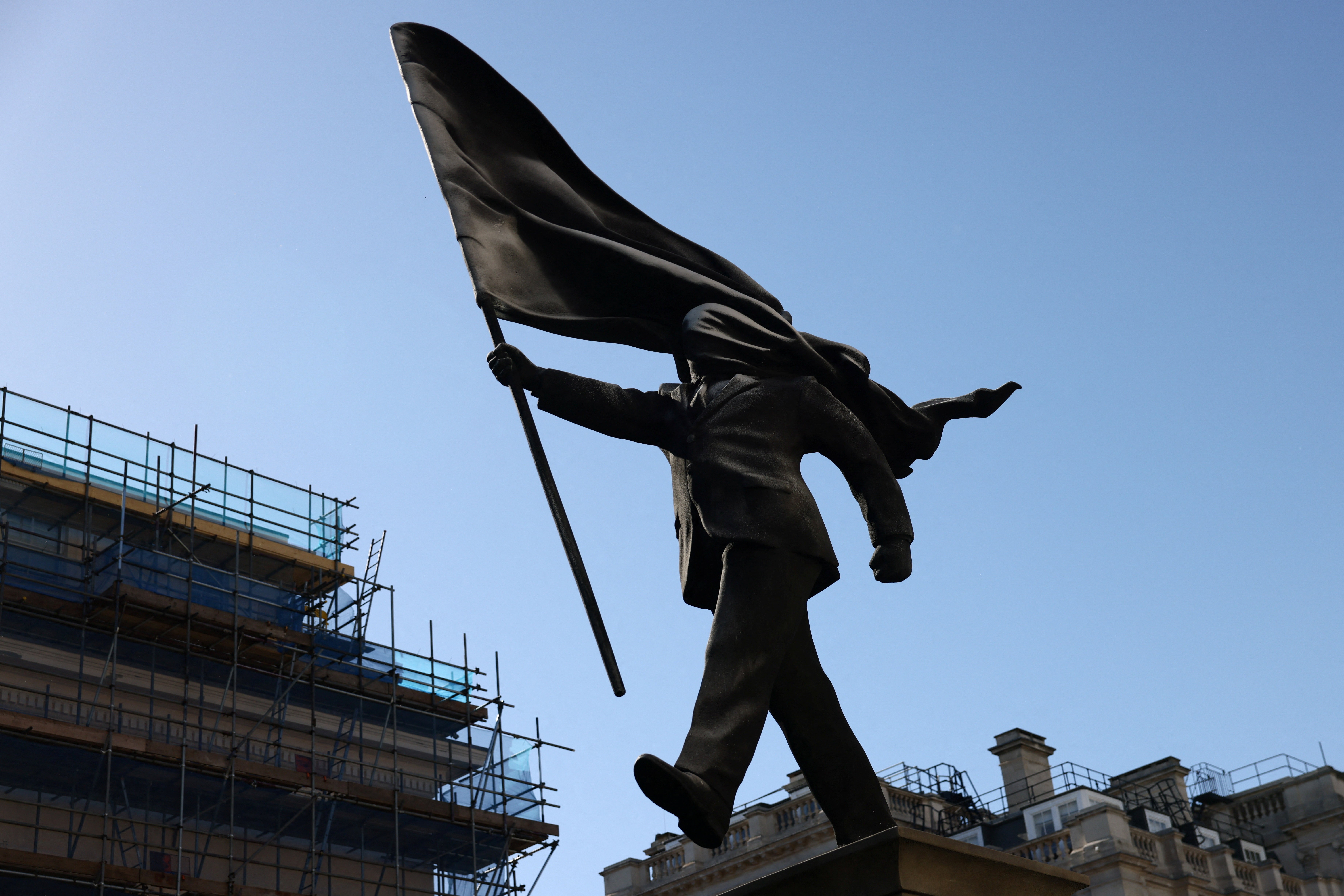 Banksy instala estátua de homem empunhando bandeira no centro de Londres