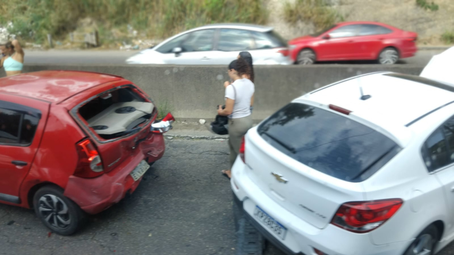 Acidente na RJ 104 Altura de Tribobó deixa mulher ferida