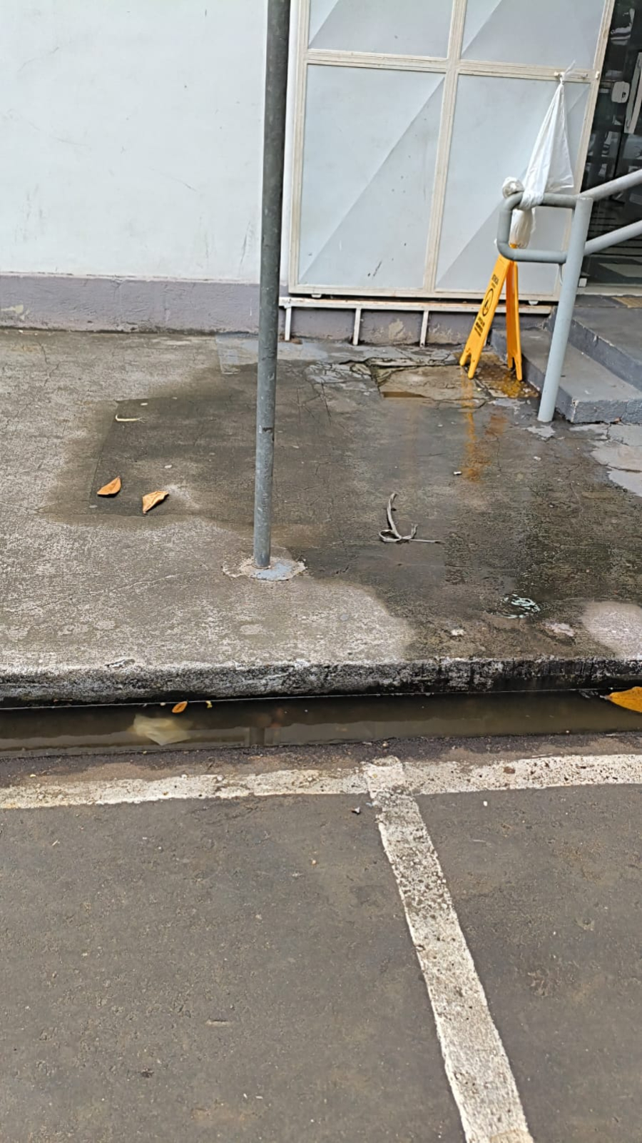 Vazamento de esgoto na Ponta da Areia gera queixa de moradores em Niterói