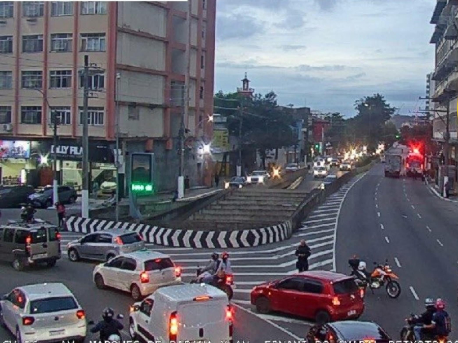 Acidente na Avenida Marquês de Paraná, por volta das 17h desta sexta-feira