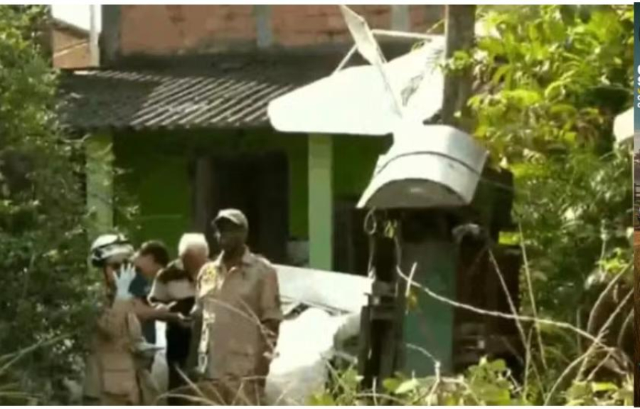 Avião de pequeno porte cai sobre área residencial em Nova Iguaçu e deixa um morto