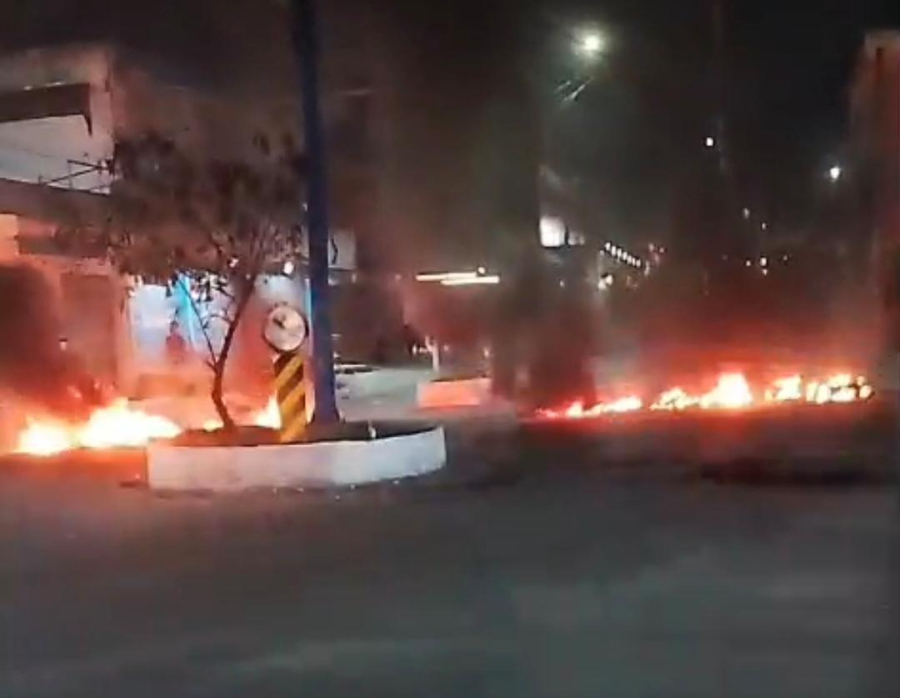 Protesto fecha via no Largo do Pacheco, em São Gonçalo, após morte de motoboy