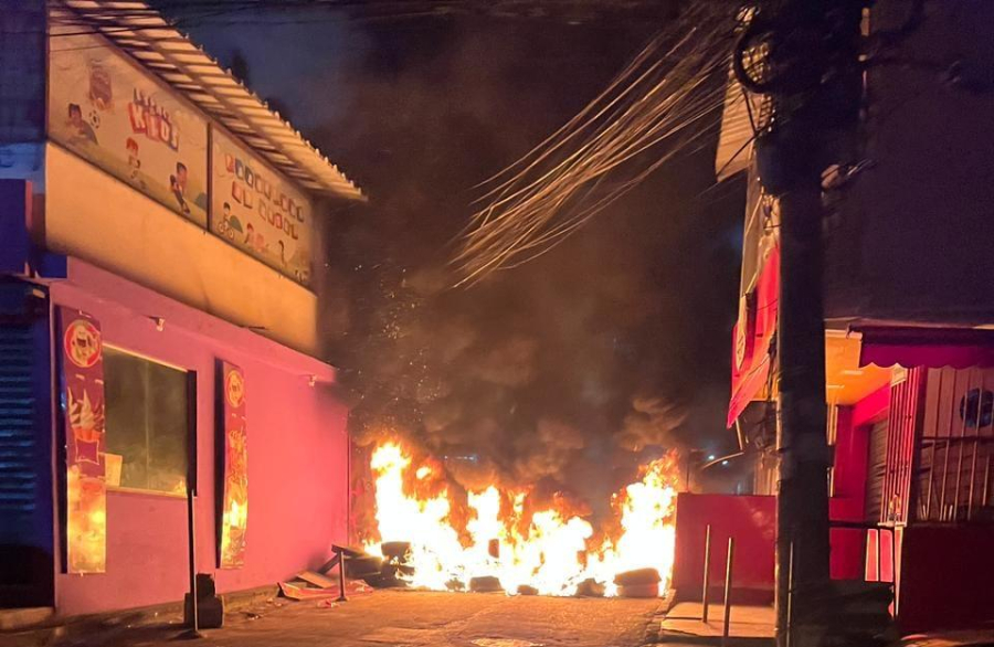  Operação no Complexo da Maré registra barricadas em fogo e mandados de busca e apreensão