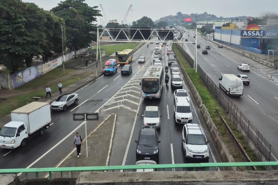 Tarde de trânsito pesado na Avenida do Contorno 