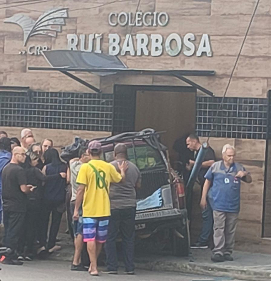 Acidente: Carro perde o controle e invade porta de escola no Raul Veiga, São Gonçalo*  *São Gonçalo* – Um carro perdeu o controle e entrou na porta da Escola Municipal Rui Barbosa, na Rua Raul Veiga, nesta tarde. 