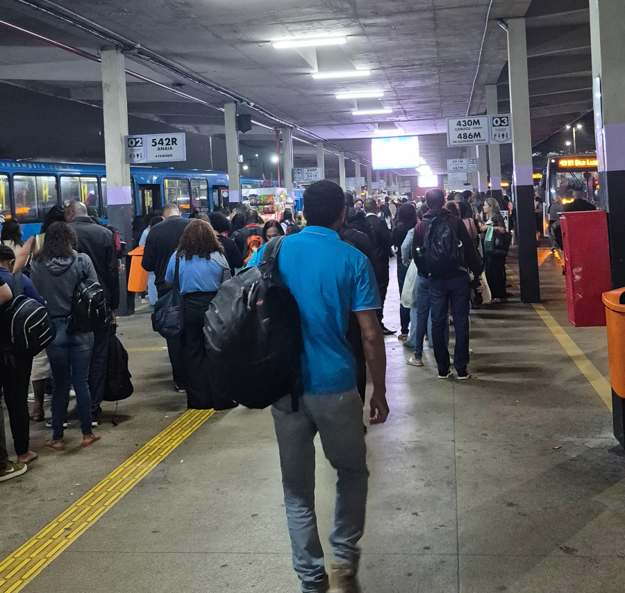 Terminal de Niterói registra filas enormes às 19h30 nesta segunda