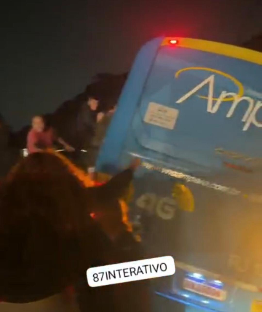 Acidente: Ônibus cai em vala na RJ-106 e deixa 2 feridos às 21h40