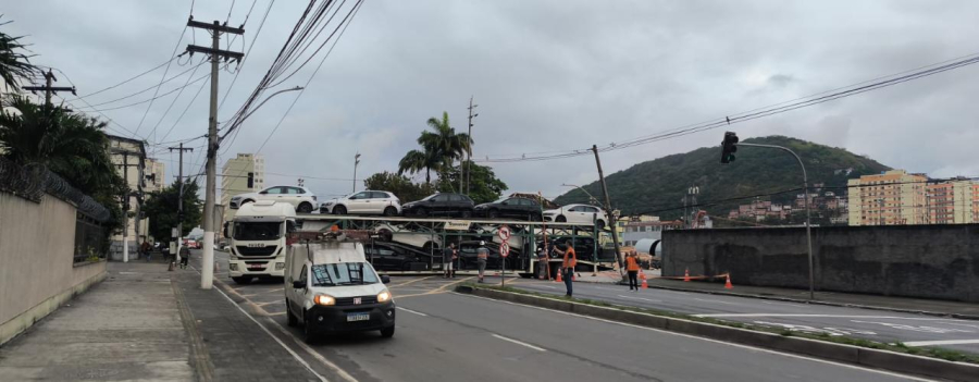  Niterói – A manhã de quarta-feira começou travada na cidade. Um caminhão cegonha fechou uma das pistas sentido Centro e derrubou o fluxo de veículos em 3 pontos importantes