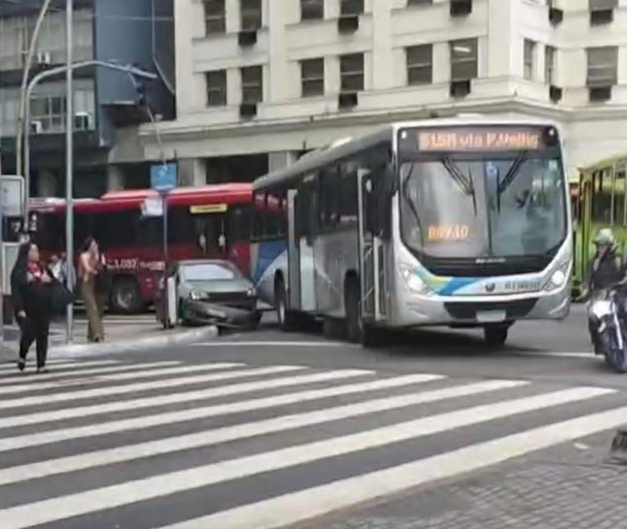   Tá tenso mesmo. Com a Feliciano Sodré fechada pelo caminhão cegonha + acidente do ônibus da Rio Ita na curva da Amaral Peixoto com Rio Branco, as rotas de escape viraram gargalo também. 