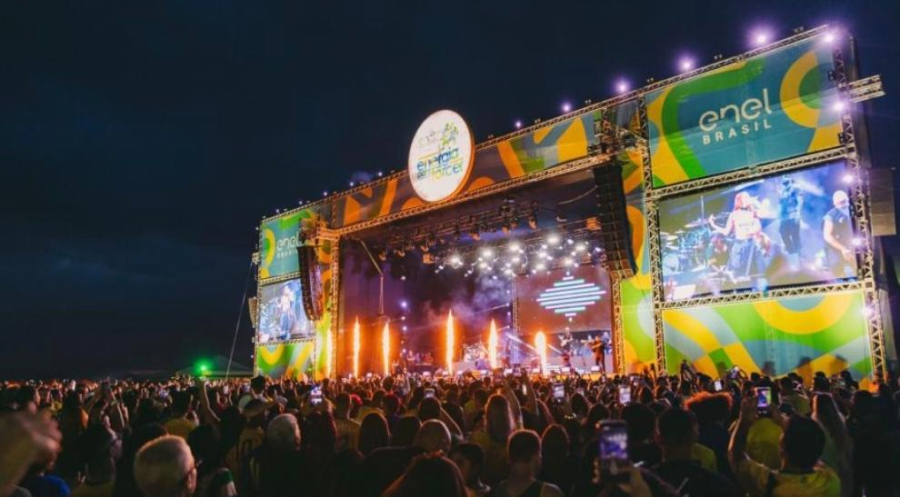 Fan Fest de Niterói exibe Brasil x Haiti com show do Thiaguinho