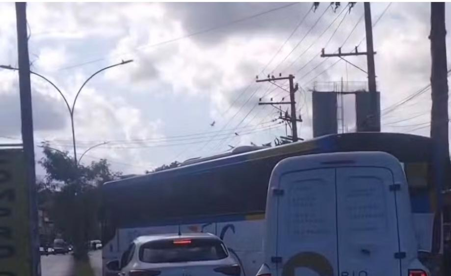 Ônibus é sequestrado e usado como barricada em Rio das Pedras, na Zona Sudoeste