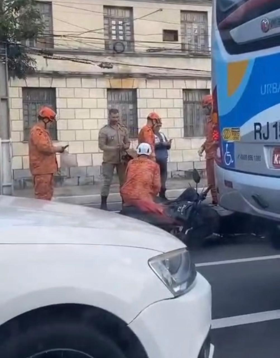 Acidente hoje a tarde envolvendo moto e ônibus no centro de Niterói 