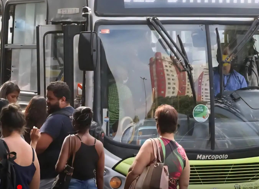  GREVE DE ÔNIBUS | Os motoristas de ônibus do Rio anunciaram que pretendem entrar em greve a partir da próxima segunda-feira (29). 