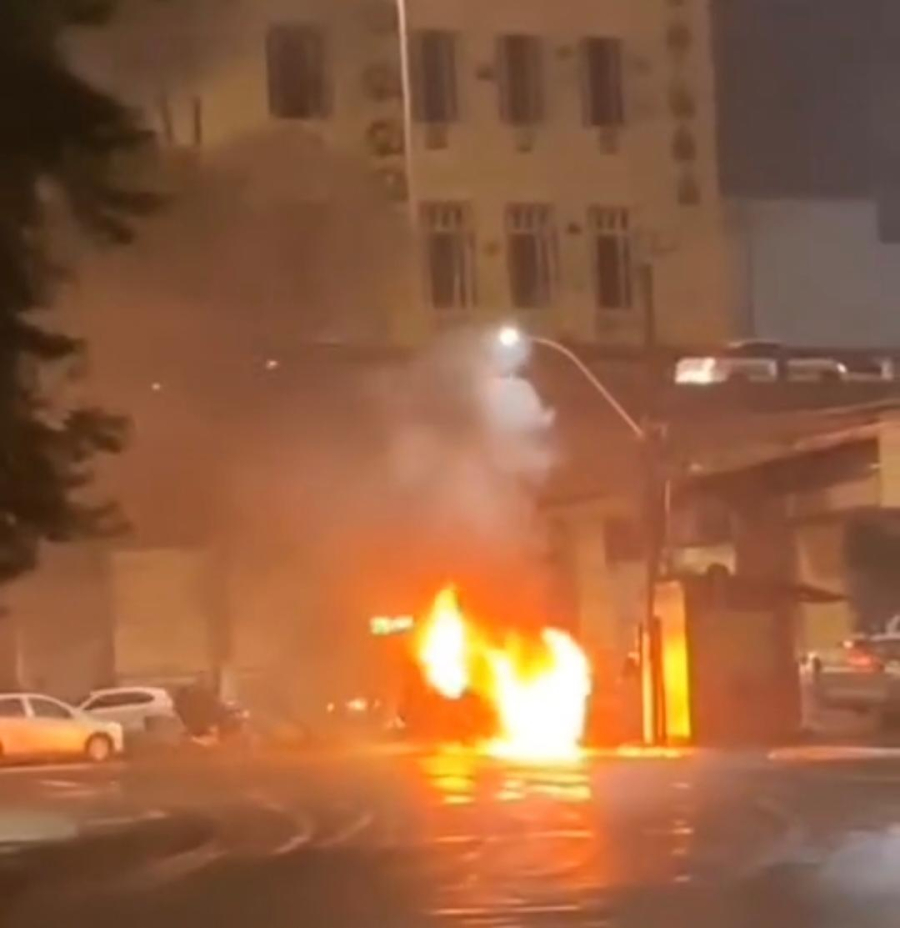 Carro pega fogo em frente a supermercado na Jansem de mello