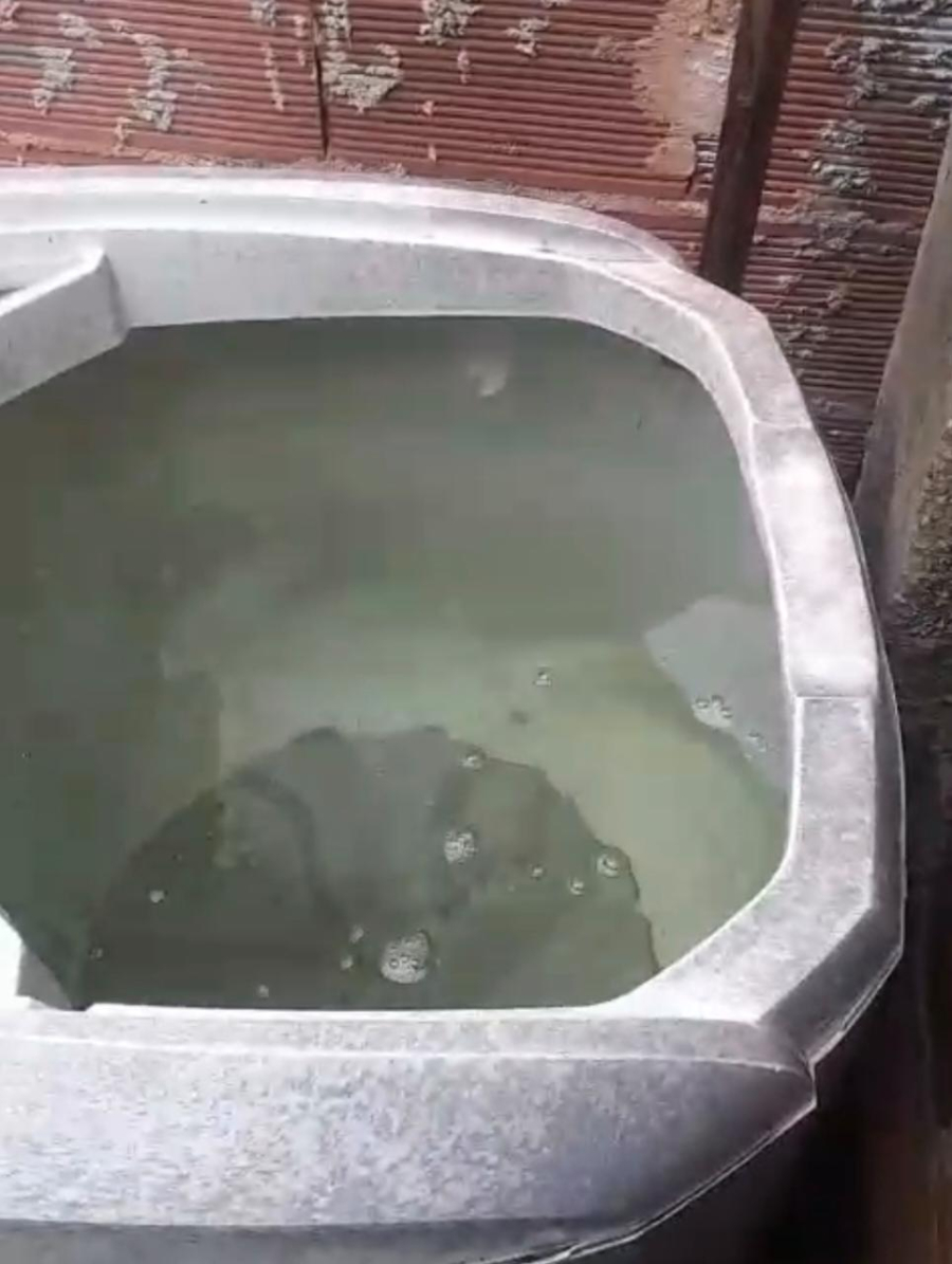  *Travessa Julião, Campo do Dorge – Ititioca* – Moradores já estão há dias sem água. Recebemos vídeo de uma moradora mostrando a realidade: *pegando água da chuva pra banheiro e lavar roupa