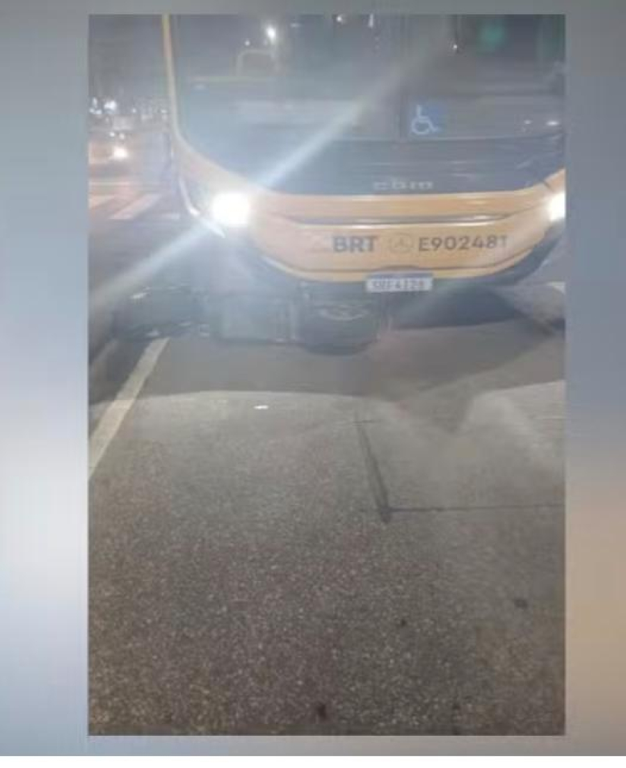 Homem morre após colisão entre moto e ônibus do BRT na Zona Oeste do Rio