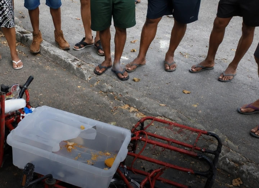 Vendedor ambulante é atropelado em sua bicicleta e morre no local