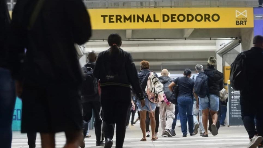 Não consegui nada': passageiros seguem no sufoco no terceiro dia de greve dos ônibus no Rio