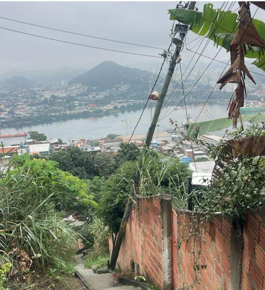 *ALERTA: POSTE EM RISCO NO MORRO DA PENHA ⚠️*