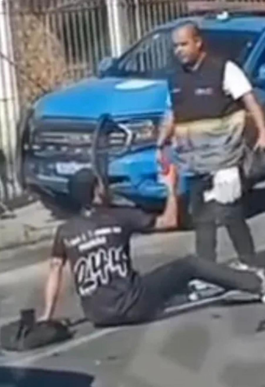 Motociclista atropela e quebra perna de policial durante blitz em São Gonçalo