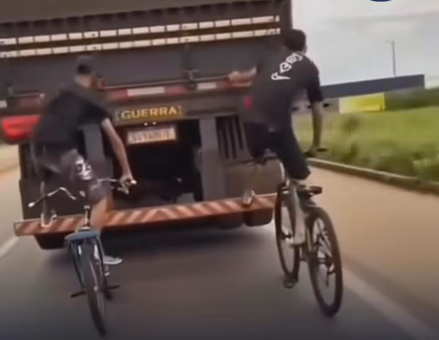 Homens são Flagrados andando em traseira de caminhão 