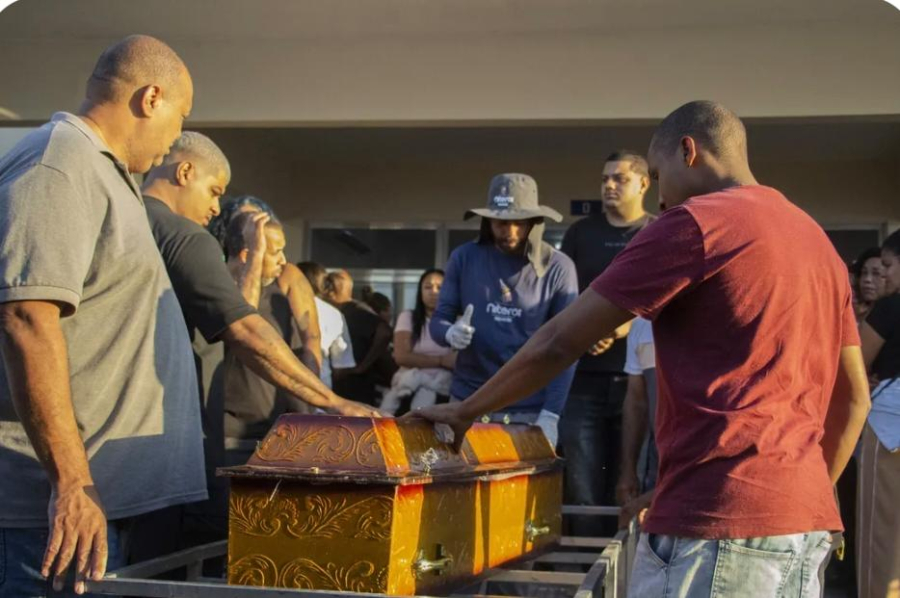 Enterro de Izabela Leite, em Niterói, é marcado por emoção de familiares e amigos