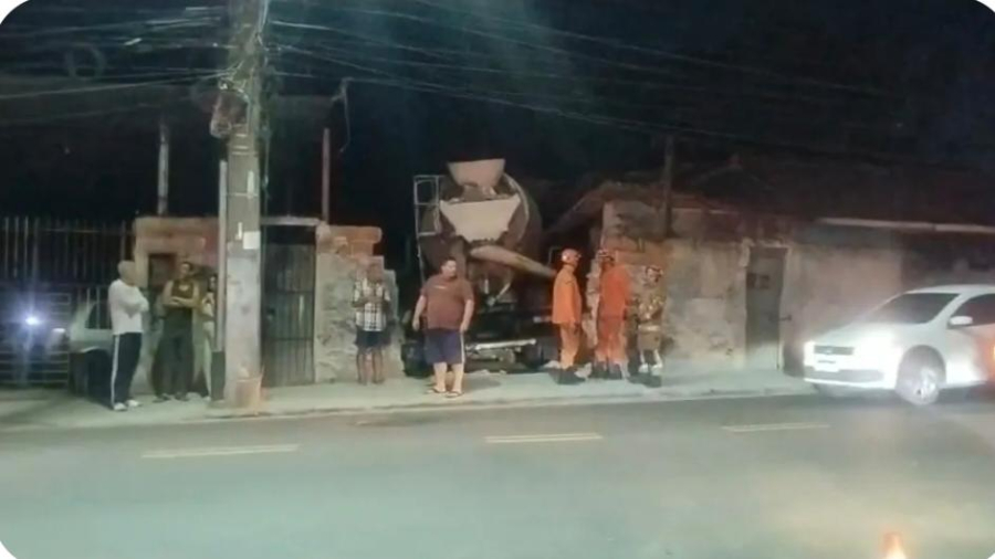 Caminhão tem pane, motorista perde o controle e 'invade' imóvel em Itauna