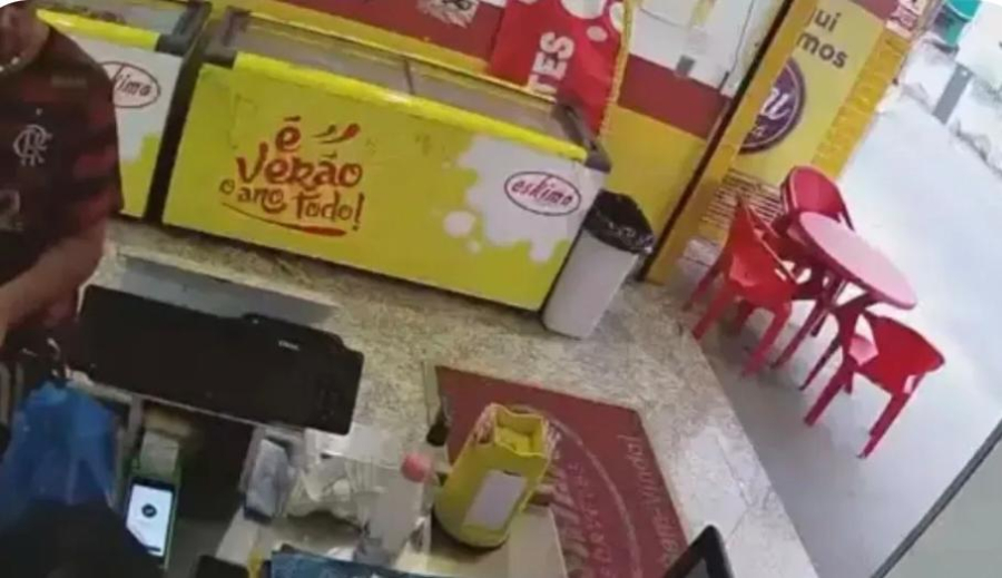 Homem armado com submetralhadora assalta sorveteria em São Gonçalo