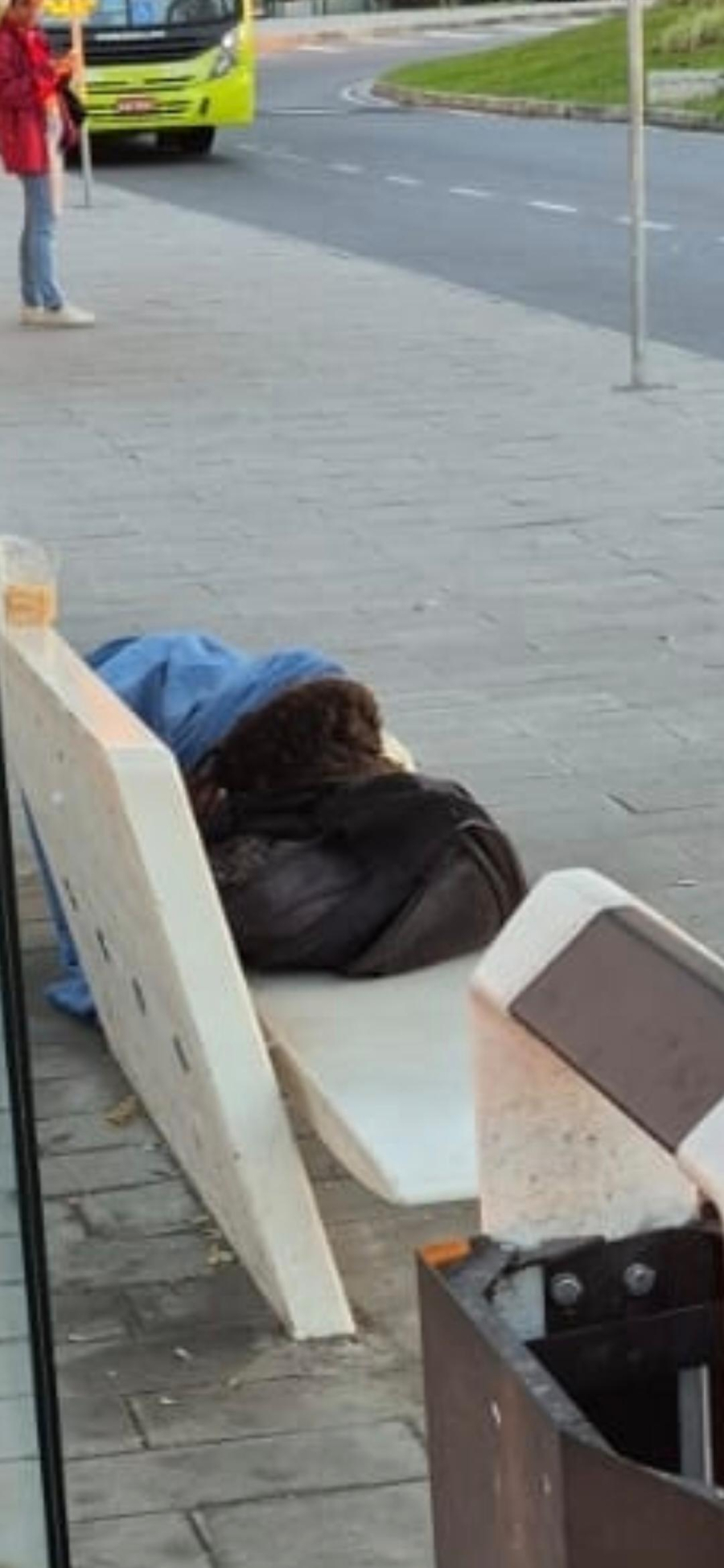 *DENÚNCIA - TERMINAL SUL, NITERÓI*  Moradores estão reclamando da situação no *Terminal Sul, em frente ao Plaza Shopping*.  *O que os moradores relatam:* 1. *Clara, moradora de Niterói*: Diz que o terminal é alvo de moradores de rua e pedintes 