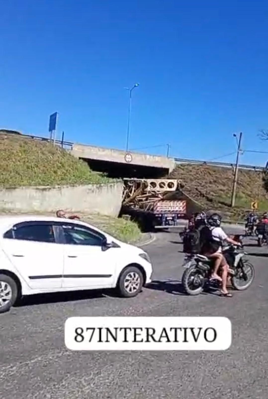  ACIDENTE - CARRETA ENTALADA NO VIADUTO DE MANILHA