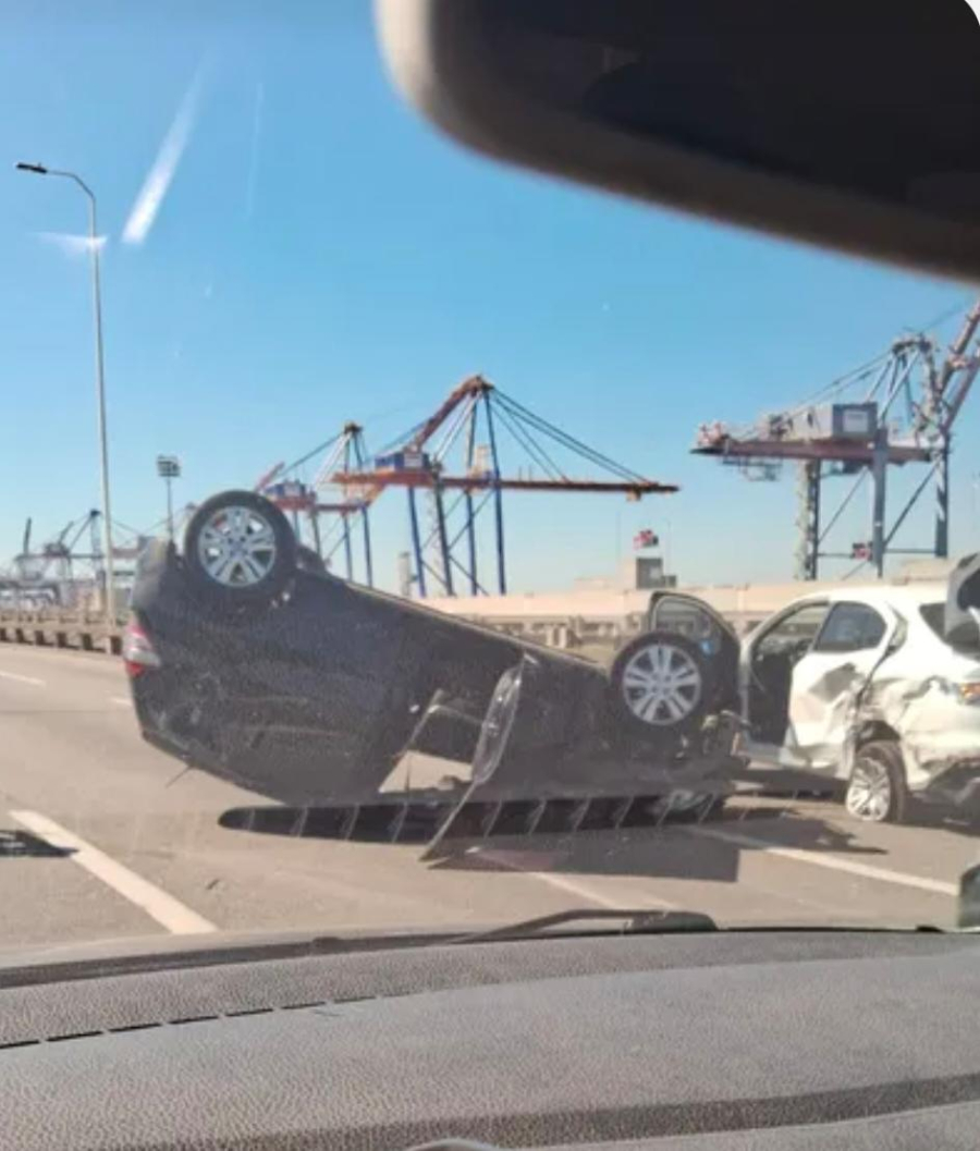 Acidente com capotamento interdita duas faixas na Ponte Rio-Niterói