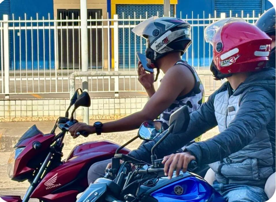 Uso do celular ao pilotar aumenta risco de acidentes e eleva número de infrações 