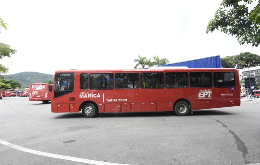Passageiro é flagrado urinando dentro de ônibus em Maricá 