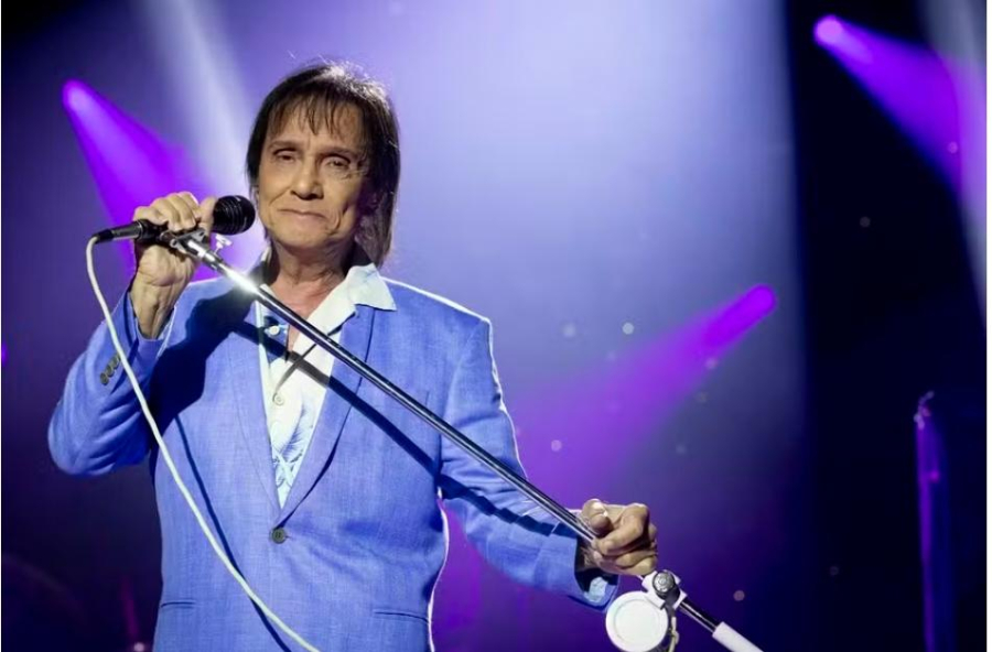 Cantor Roberto Carlos é submetido à cirurgia