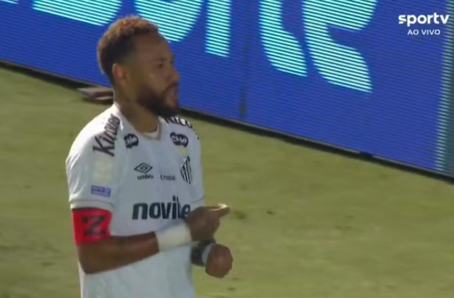 Neymar ironiza críticas e comemora gol 'jogando pôquer' em jogo do Santos contra Chapecoense pelo Brasileirão