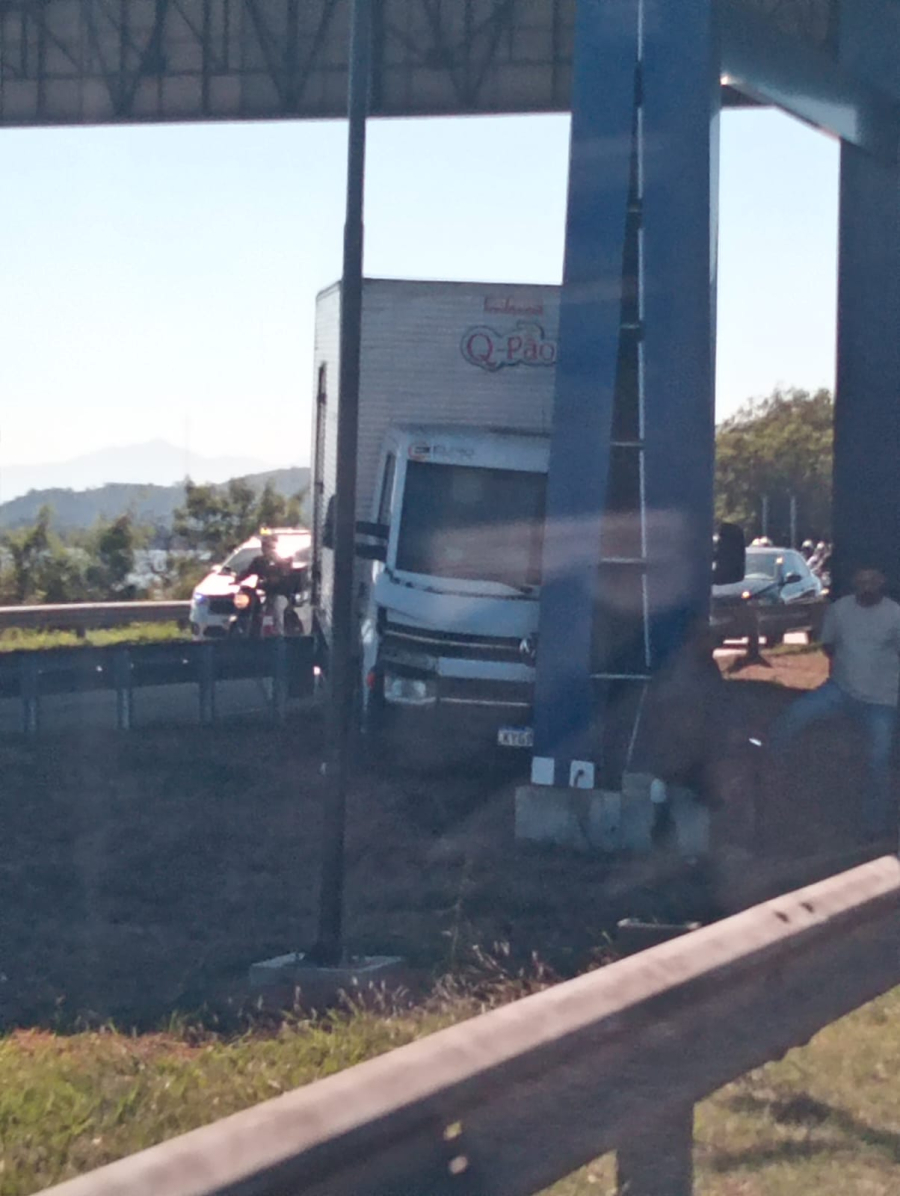 URGENTE - ACIDENTE NA BR SENTIDO NITERÓI 