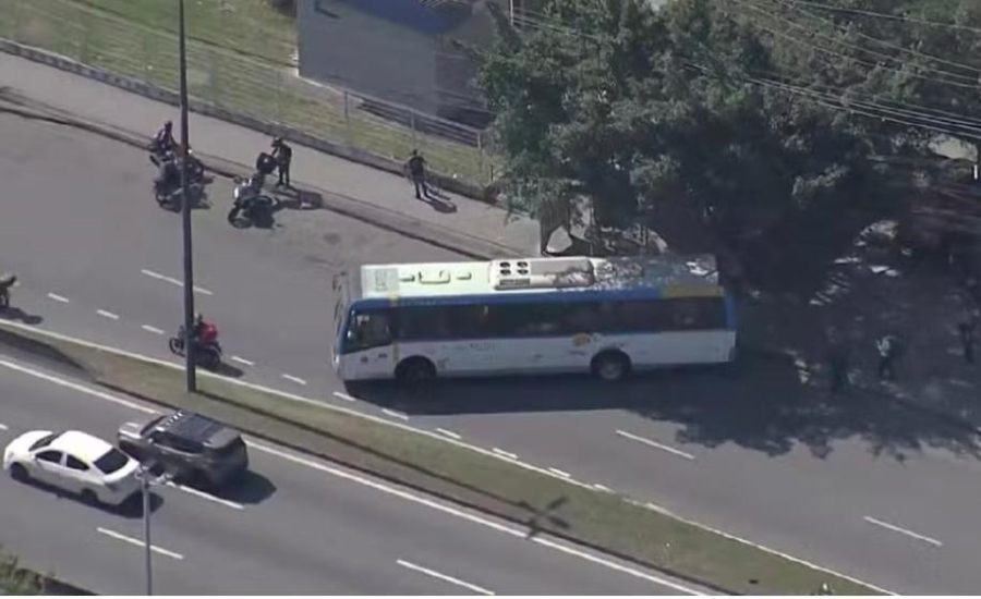 Durante operação da PM, criminosos usam ônibus como barricadas e fecham pista da Avenida Ayrton Senna