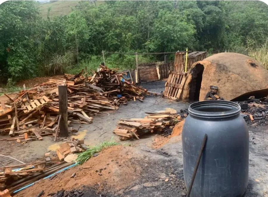 Donos de carvoaria clandestina são presos por exploração de adolescentes em Duque de Caxias