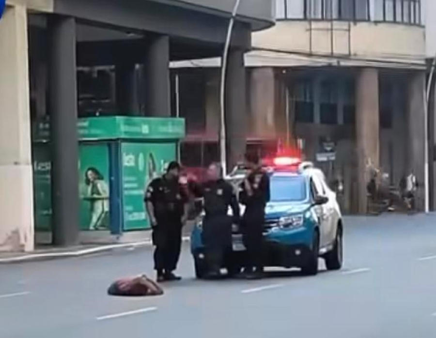 Mulher em situação de rua é vista deitada em plena Amaral Peixoto no centro 