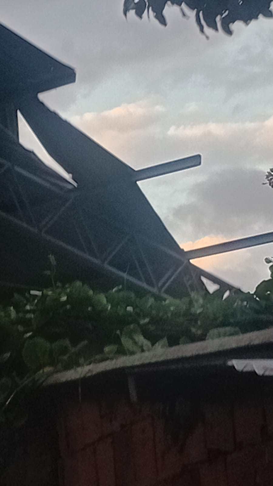 Ventania causa estragos em vários lugares em Niterói e Região Metropolitana 