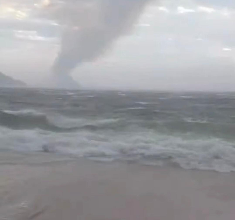 Funil se forme em mar em Itaipu em Niterói durante Vendaval