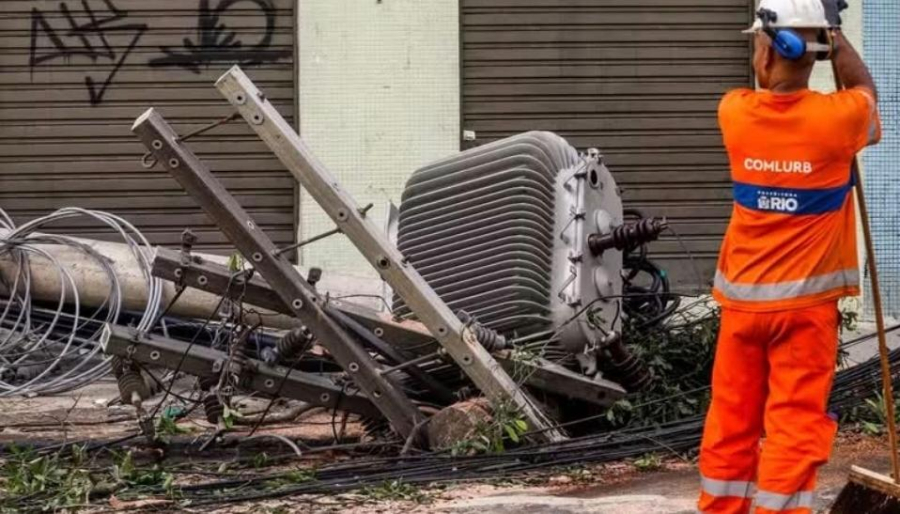Dois mortos, um desaparecido, 1,1 milhão sem luz, quatro horas de impacto nos transportes e quase 800 ocorrências: os números do vendaval no Rio