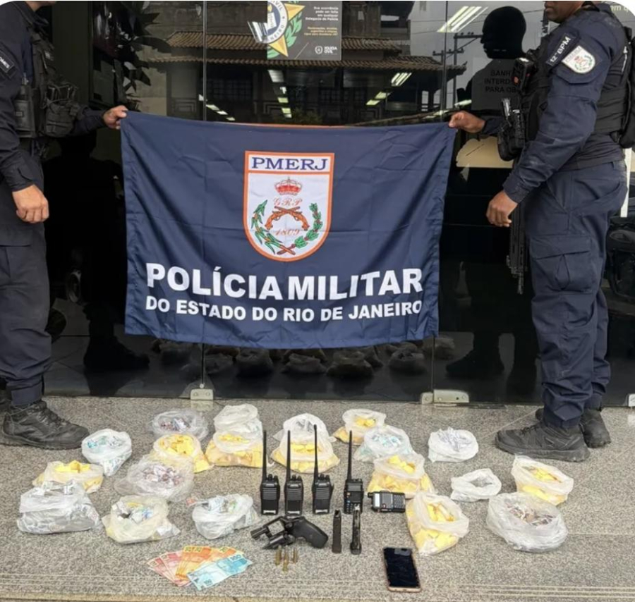 Homem é preso e menores são apreendidos na Favela da Linha, em Niterói