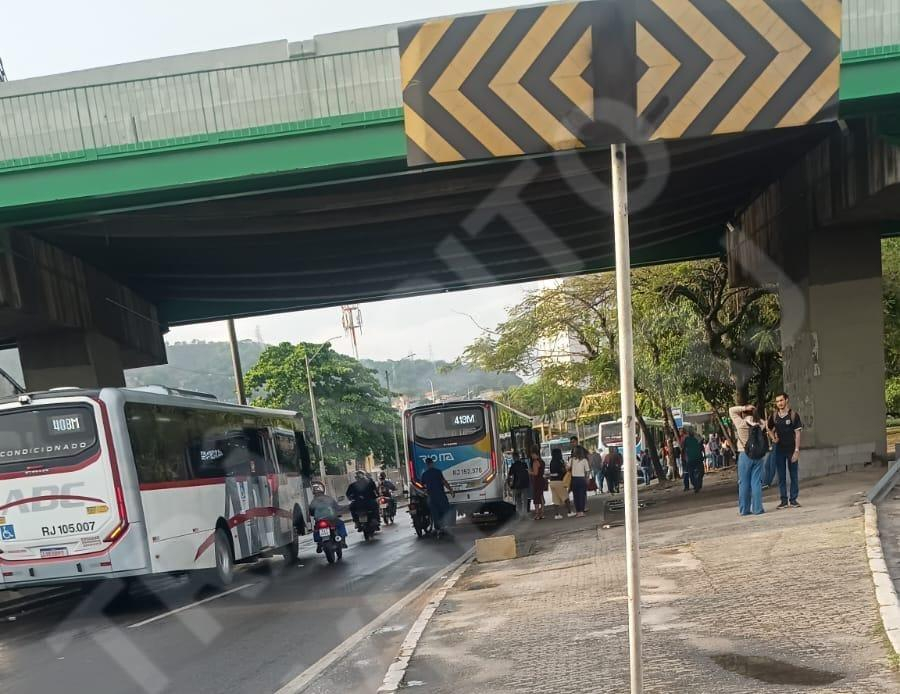 Motoboy bate em traseira de ônibus embaixo dos viadutos próximo a subida da ponte Rio-Niterói 