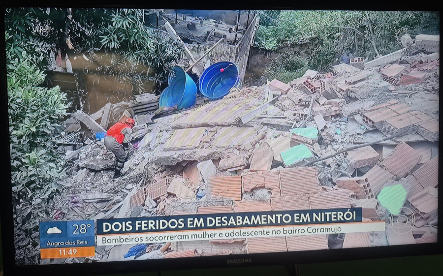 Casa desaba no bairro Caramujo em Niterói com as fortes chuvas na madrugada que afetou Niterói 
