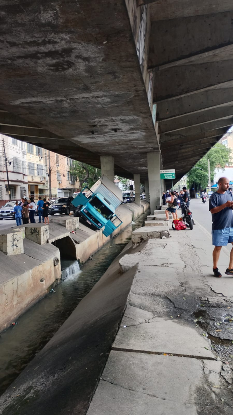 Caminhão caiu em valão na avenida Paulo de Fontim na Cidade do Rio 
